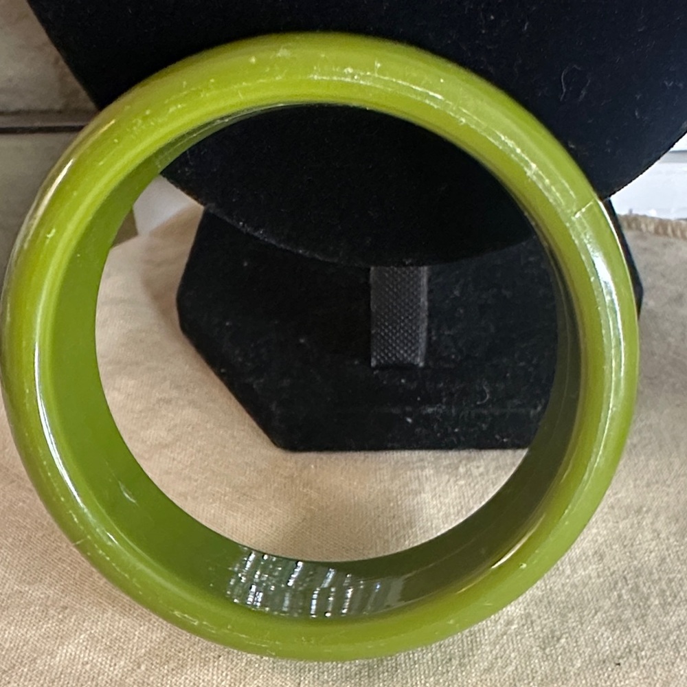 Vintage Bakelite Avacado Green Bangle Bracelet